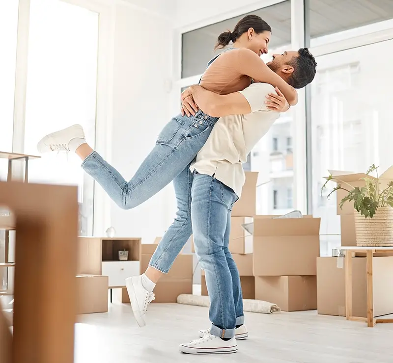Un couple qui emménage dans leur appartement