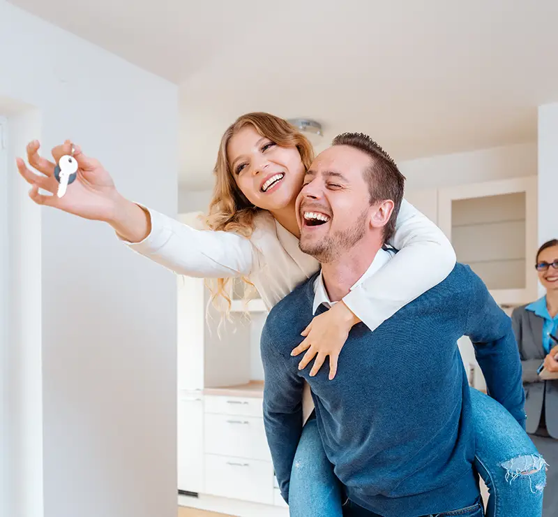 Un jeune couple amménageant dans leur maison